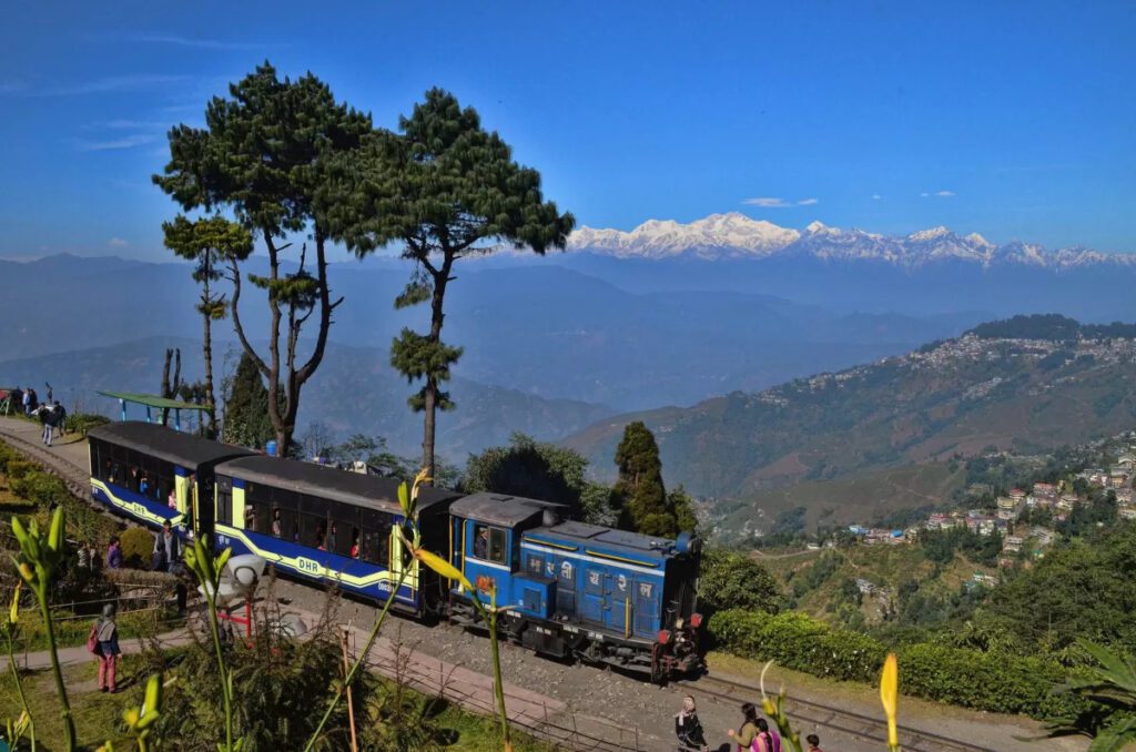 rethinkways-darjeeling-train
