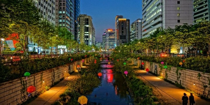 South Korea Attractions: 30 Must-Visit Places & Experiences for an Unforgettable Trip| Travel Rethink Ways 8 Cheonggyecheon.