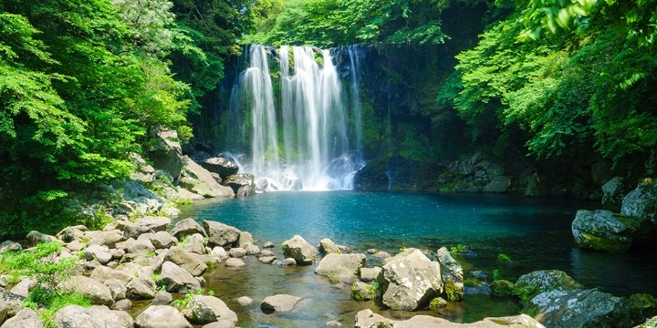 South Korea Attractions: 30 Must-Visit Places & Experiences for an Unforgettable Trip| Travel Rethink Ways 20 Cheonjeyeon-Waterfall