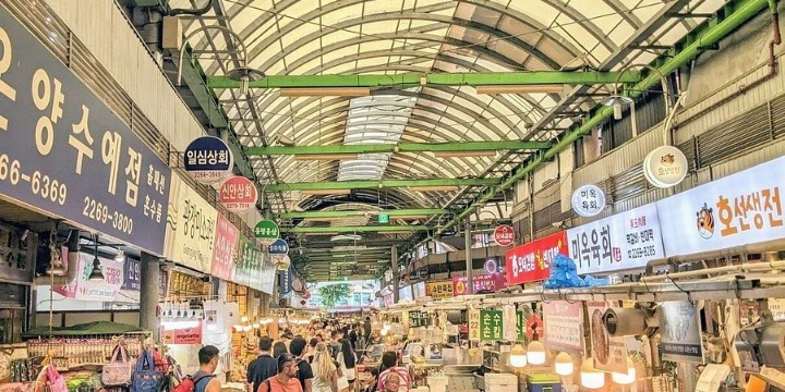 South Korea Attractions: 30 Must-Visit Places & Experiences for an Unforgettable Trip| Travel Rethink Ways 29 -Gwangjang-Market.