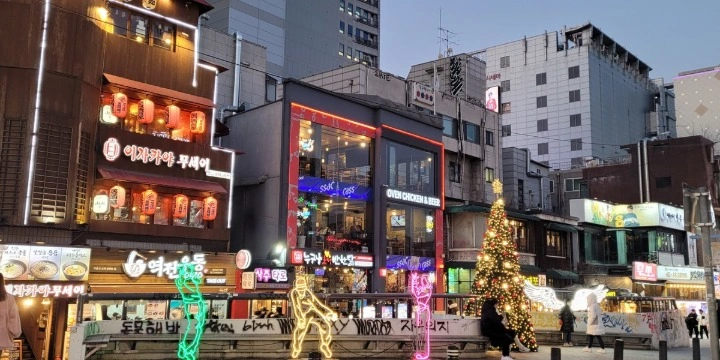 South Korea Attractions: 30 Must-Visit Places & Experiences for an Unforgettable Trip| Travel Rethink Ways 6 Hongdae.