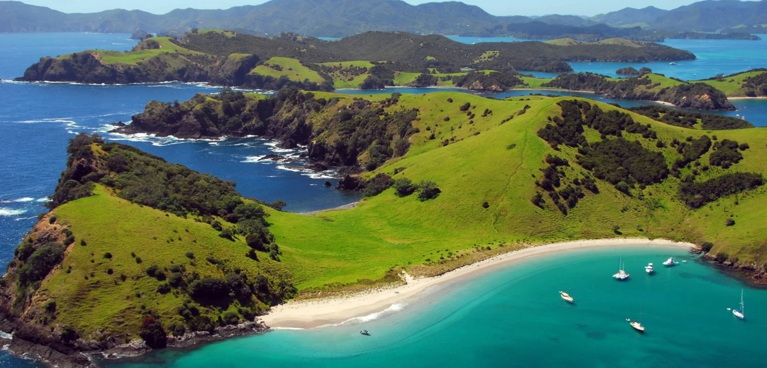 Top New Zealand Attractions: 25 Places to Explore | Travel Rethink Ways 17 New-Zeeland-Bay-of-Islands