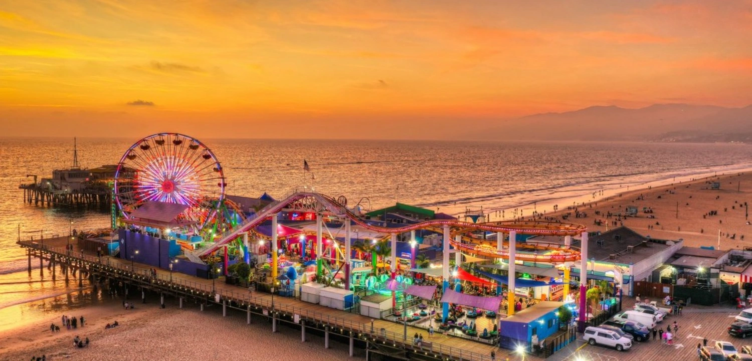 United States Attractions: 30 Incredible Places You Must Visit | Travel Rethink Ways 22 USA-attraction-Santa.