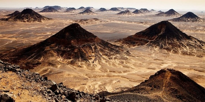 Egypt Attractions: 30 Incredible Places & Ancient Wonders You Must Visit | Travel Rethink Ways 24 Black-Desert-Egypt.